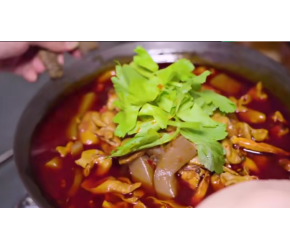 做肥肠火锅还是重庆人的风格，用料狠，配菜多，看起来都霸道