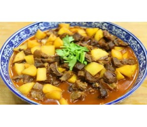 四川人这样做红烧牛肉，加点土豆更好吃更下饭，牛肉更是软烂鲜香