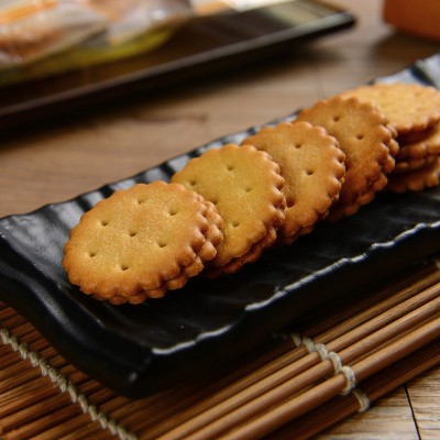 乐柏福 网红咸蛋黄麦芽黑糖夹心小圆饼干散装图2