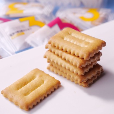 乐柏福网红零食日式3层脆红豆味夹层小枕头饼干咸蛋黄夹层饼干图3