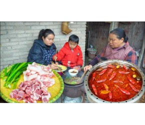 贵州梅子秘制牛油麻辣火锅，放上豆腐千层肚雪花猪肉，这太好吃了