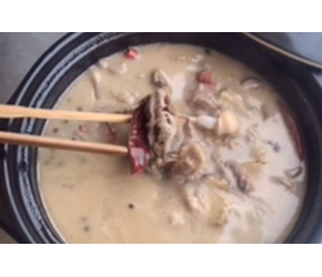 狗肉火锅正确做法，汤汁稠白，十分的营养美味