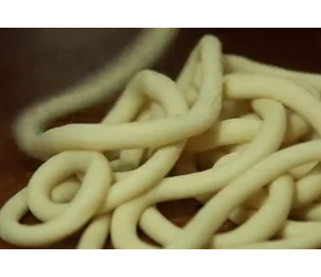 一碗销魂的手搓拌面，全家上阵同时搓面