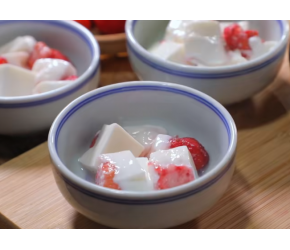 地里的草莓又红又大，做成美味的甜品——草莓布丁