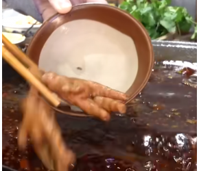 密子君·重辣重庆老火锅，大猪蹄子整根涮煮！猪舌弹嫩一绝