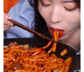 深夜美食，炒米粉配上烤羊腿！