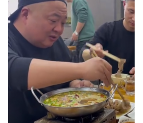 安徽小城拉面馆吃卤味，猪蹄，老鹅肉肥肠火锅，都是下酒菜，得劲.