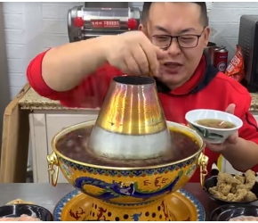 过年就要吃火锅，228买一堆“肉菜”吃重庆火锅，又麻又辣，过瘾