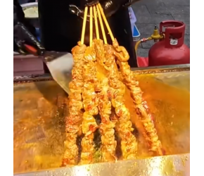 夜市烤牛肉串，一串20元，每串足足三两重，一天要用四条大牛腿！