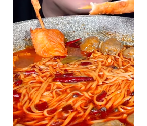 吃重庆牛油火锅，听重庆牛油火锅的声音！