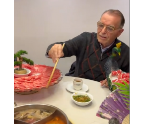 美食推荐！当老外遇到肥牛火锅！美味刹那就点燃了！人生格言都发生了巨大变化！Peter在中国