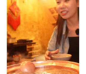 彝族人太热情，我只想吃个火锅，你们拿酒灌我！