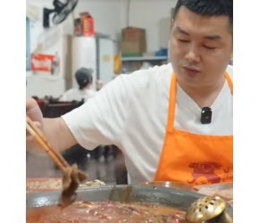 重庆最辣火锅店，敢点爆辣不超过10人！小胡能挑战成功吗？