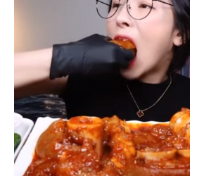美味猪蹄配上爽脆生辣椒，太满足了！