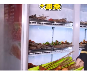 4人花115元吃深夜串串，锅底免费，荤素6毛，坐在大棚里，地气本气！