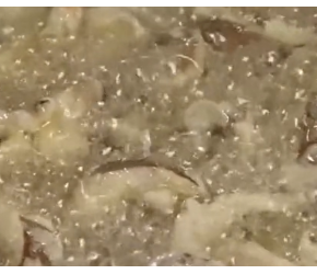 干炸蘑菇时，用面粉还是淀粉？教你正确挂糊配比，酥脆入味不回软