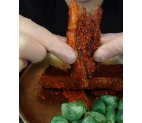 脆皮五花肉配腊八蒜吃货的世界唯有美食不可辜负
