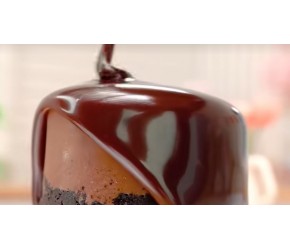 趣味迷你甜品137：冰凉爽滑的巧克力慕斯，淋上热巧克力酱！巧乐力脑袋的最爱！