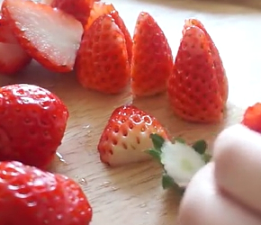 《空腹 甜品系列》酸甜细腻香滑的草莓提拉米苏 看的我都流口水了