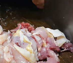 湘菜大厨教你干锅鸡的做法，不仅简单易学，而且比辣子鸡还好吃
