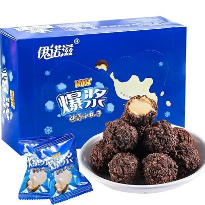 伊诺滋爆浆曲奇小丸子草莓味牛奶味巧克力夹心球网红零食厂家批发