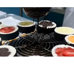 韩国小店制作巧克力水果甜点