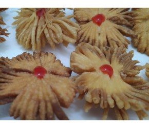 饺子皮新吃法，炸成菊花酥，焦香酥脆，孩子很爱吃，好看又好吃