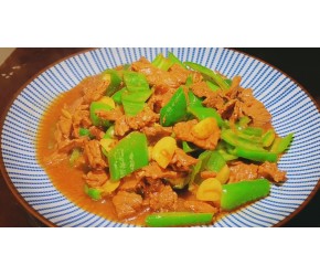 炒牛肉，万万不要直接下锅炒，很多人做少一步，出锅又滑又嫩下饭