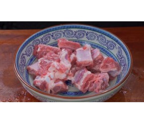 炖排骨时，切记不要焯水和直接下锅，教你技巧，鲜嫩多汁不腥不柴