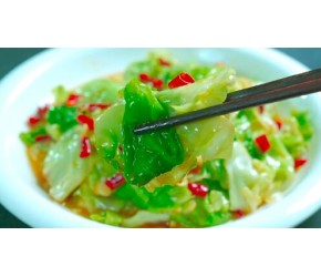 炒包菜有人焯水有人直接下锅炒，难怪不好吃，教你一招，清脆爽口