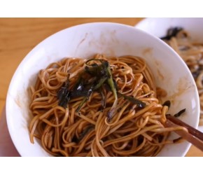 自己在家就能熬得葱油酱，葱香十足咸香入味，早餐用它拌面好好吃